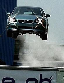 Erfolgreichster Schweizer Stuntman fliegt am liebsten mit dem Volvo C30.